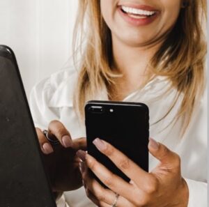 Mel Almeida Social Media